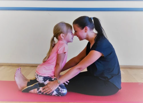 Mutter und Tochter beim Sport