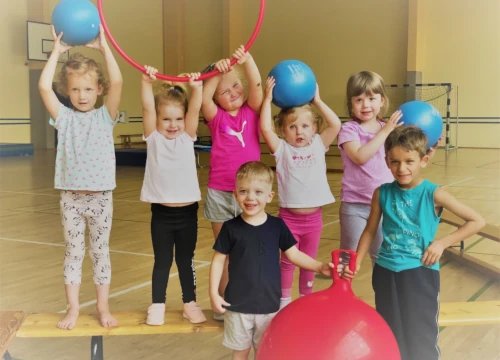 Kindergruppe beim Sport